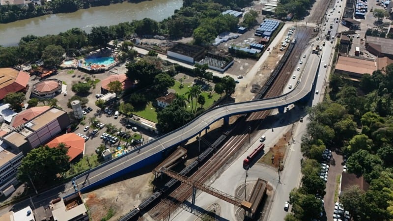 Vista aérea do viaduto Elias da Barbará passando sobre a linha férrea, em Barra Mansa